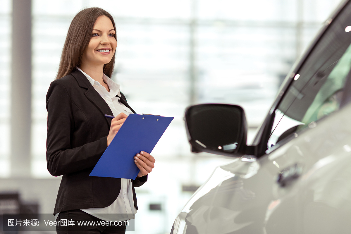 汽車展上的女人